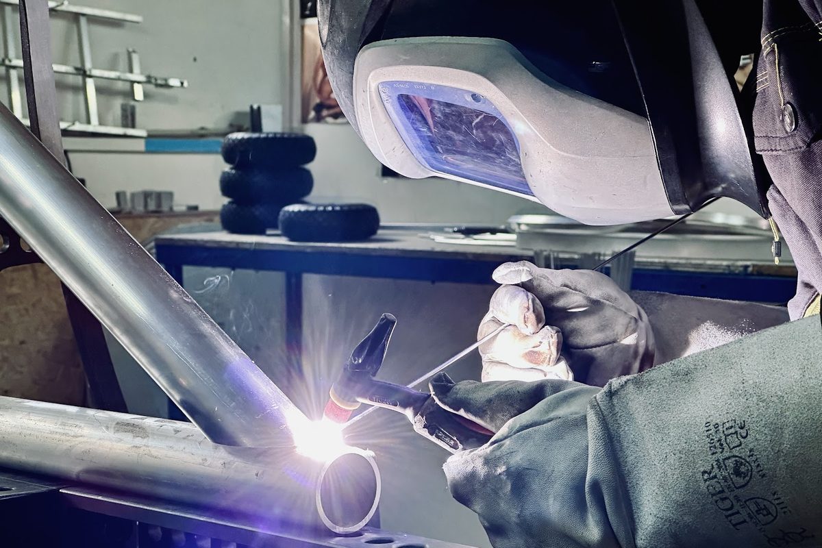 Detajl varjenja aluminijastega profila za nosilno konstrukcijo svetlobne dekoracije